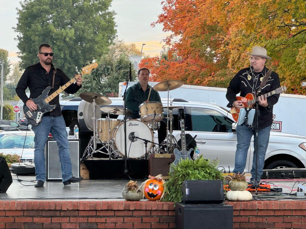 Rex and the Ramblers kick off Summer Nights At Dayton Tennessee Courthouse Lawn
